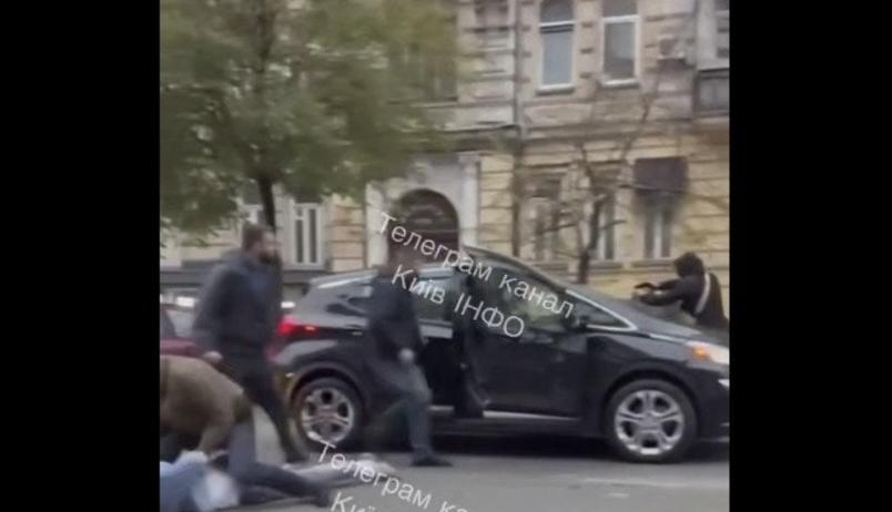 Цивільні зі зброєю зупинили автомобіль у столиці й затримали чоловіка: що відомо