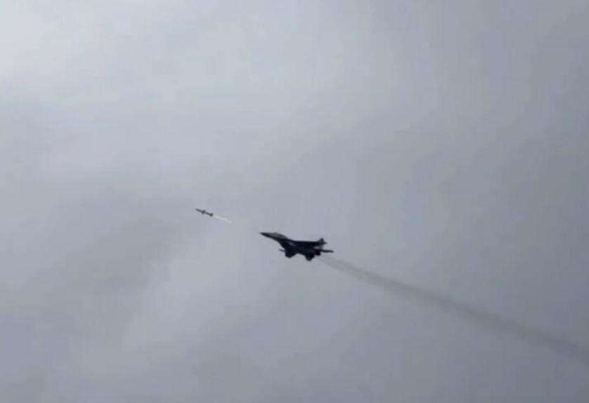 У мережі показали запуск протирадіолокаційних ракет, який виконав український винищувач по ворожій цілі