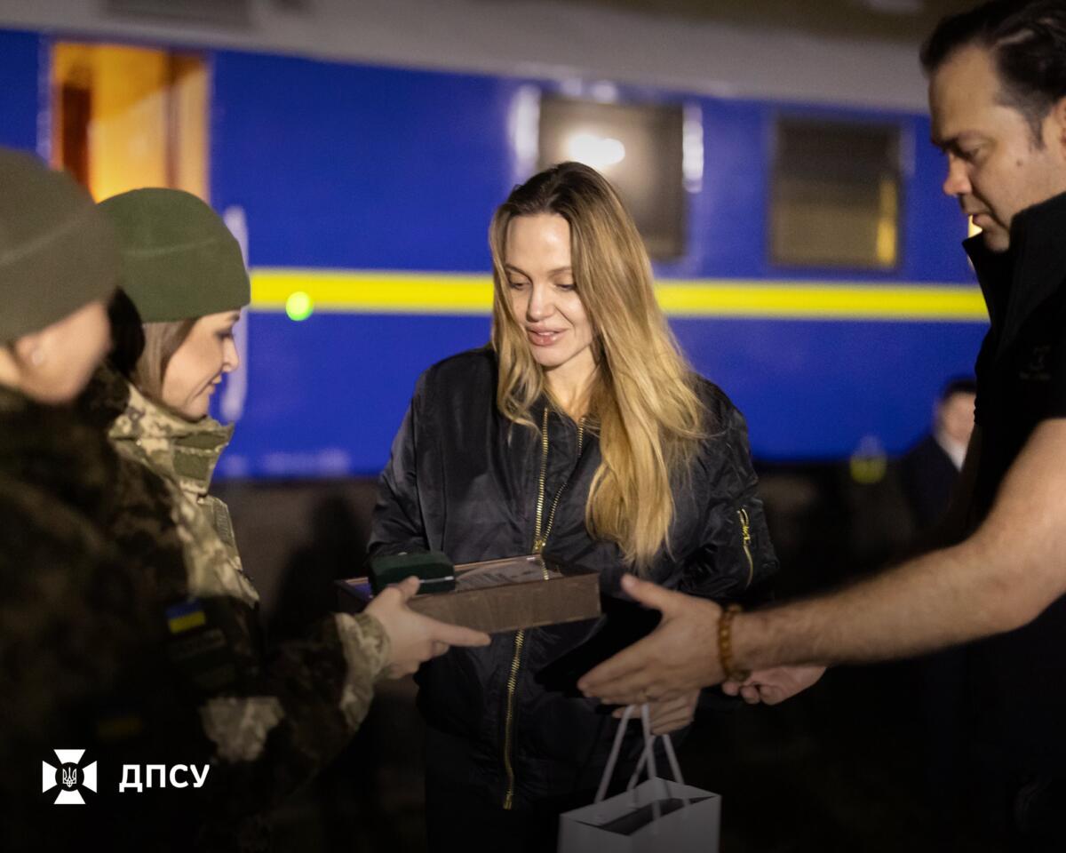 Американській акторці Анджеліні Джолі українські прикордонники вручили подарунок