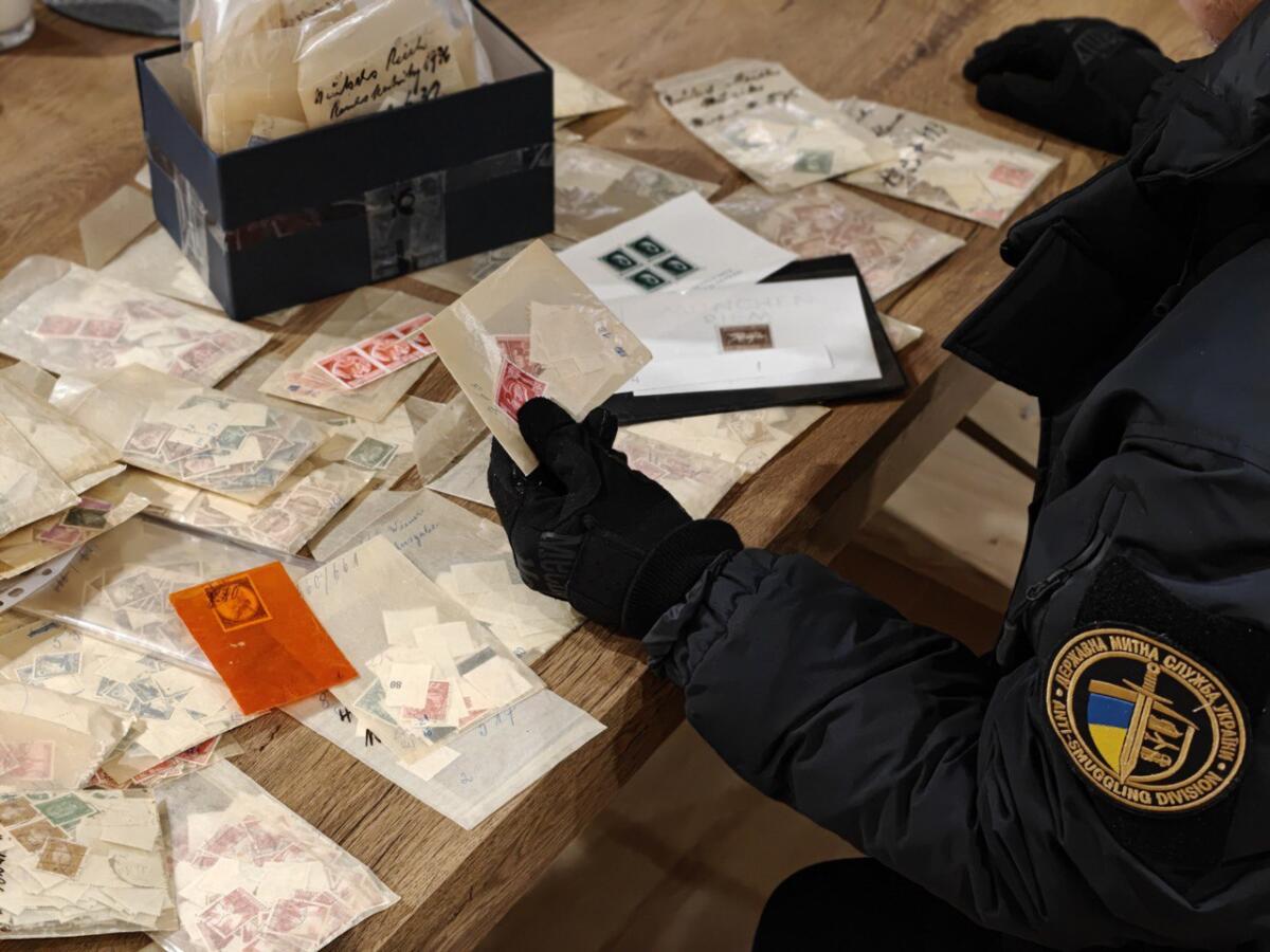 З Польщі до України намагалися ввезти понад 14 тисяч марок із нацистською символікою
