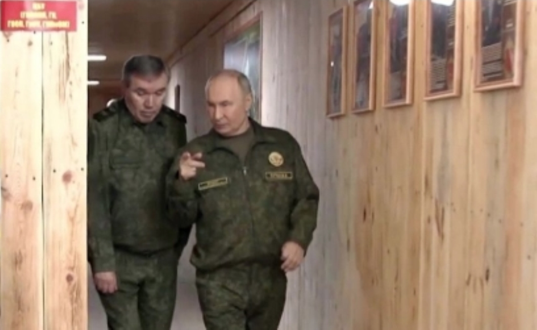 Путін заходив у командний пункт на тлі пропагандистського плаката з зображенням техніки з комп’ютерної гри (фото)