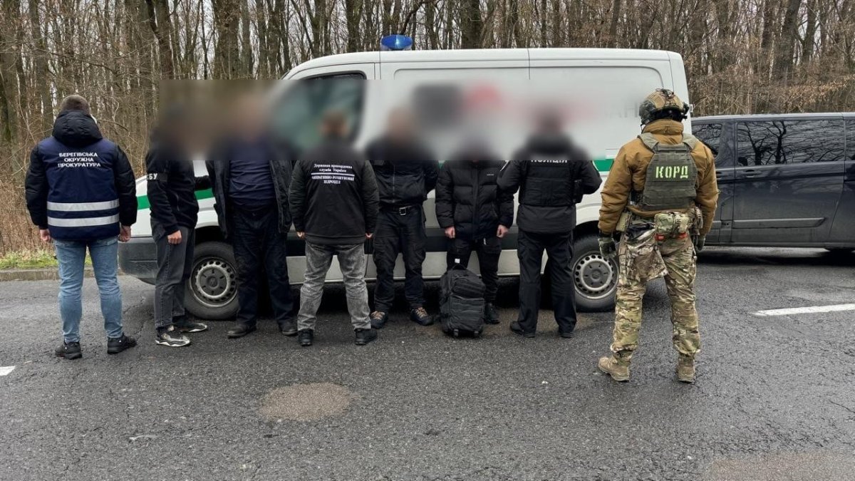На кордоні з Угорщиною затримано інкасаторів, які незаконно переправляли чоловіків