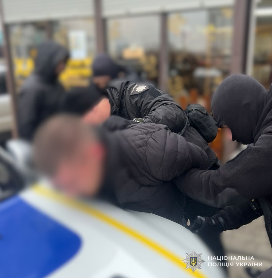Поліція Львівщини повідомила, що викрила зловмисника, якого підозрюють у торгівлі зброєю (фото)