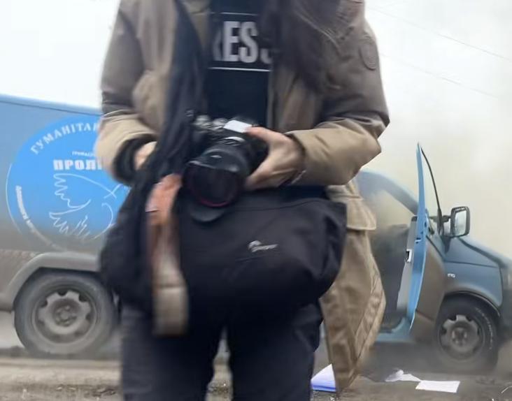 На Донеччині гуманітарний автомобіль з європейськими журналістами атакували російські окупанти: деталі