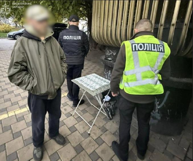 Про підозру повідомлено мешканцю столиці, який організовував переправлення чоловіків через державний кордон