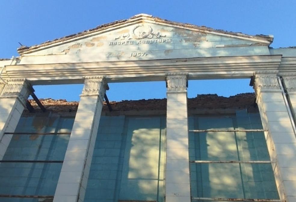 У мережі показали, як сьогодні виглядає Палац культури ім. Жовтневої революції в окупованому Донецьку (фото)