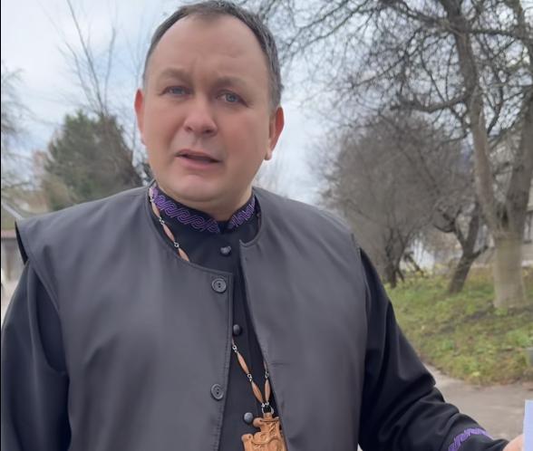 Після поховання військового ЗСУ повістку отримав відомий священник-блогер Олексій Філюк