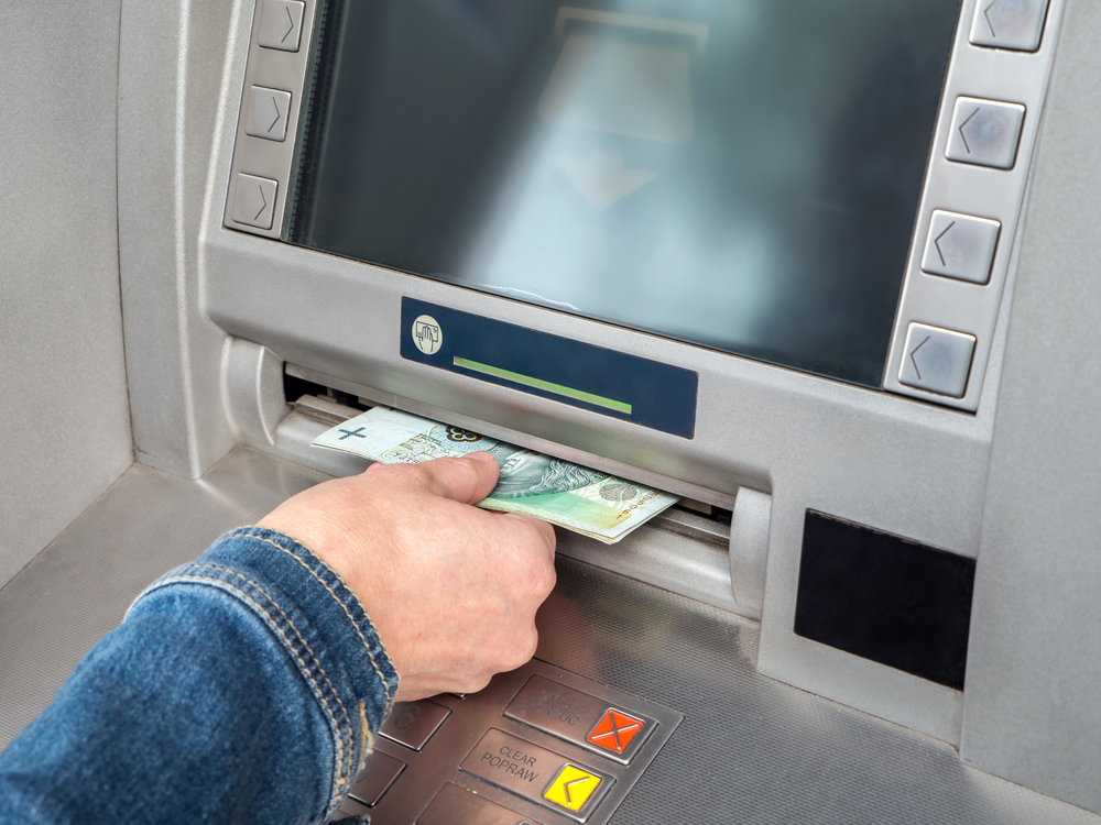 Українців у Чехії закликають не знімати грошей з чужої картки: чим це загрожує