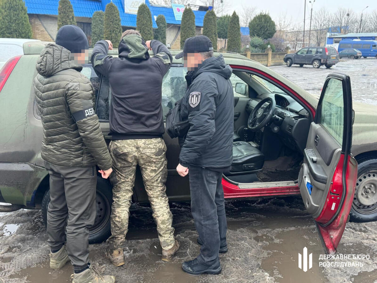 Виявили понад 500 дронів: на Донеччині викрито військовослужбовця на спробі продажу зброї