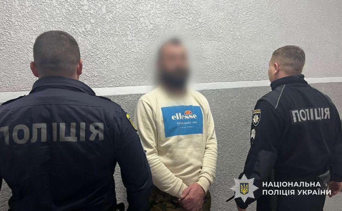 На Закарпатті поліцейські затримали чоловіка, підозрюваного в торгівлі бойовою зброєю