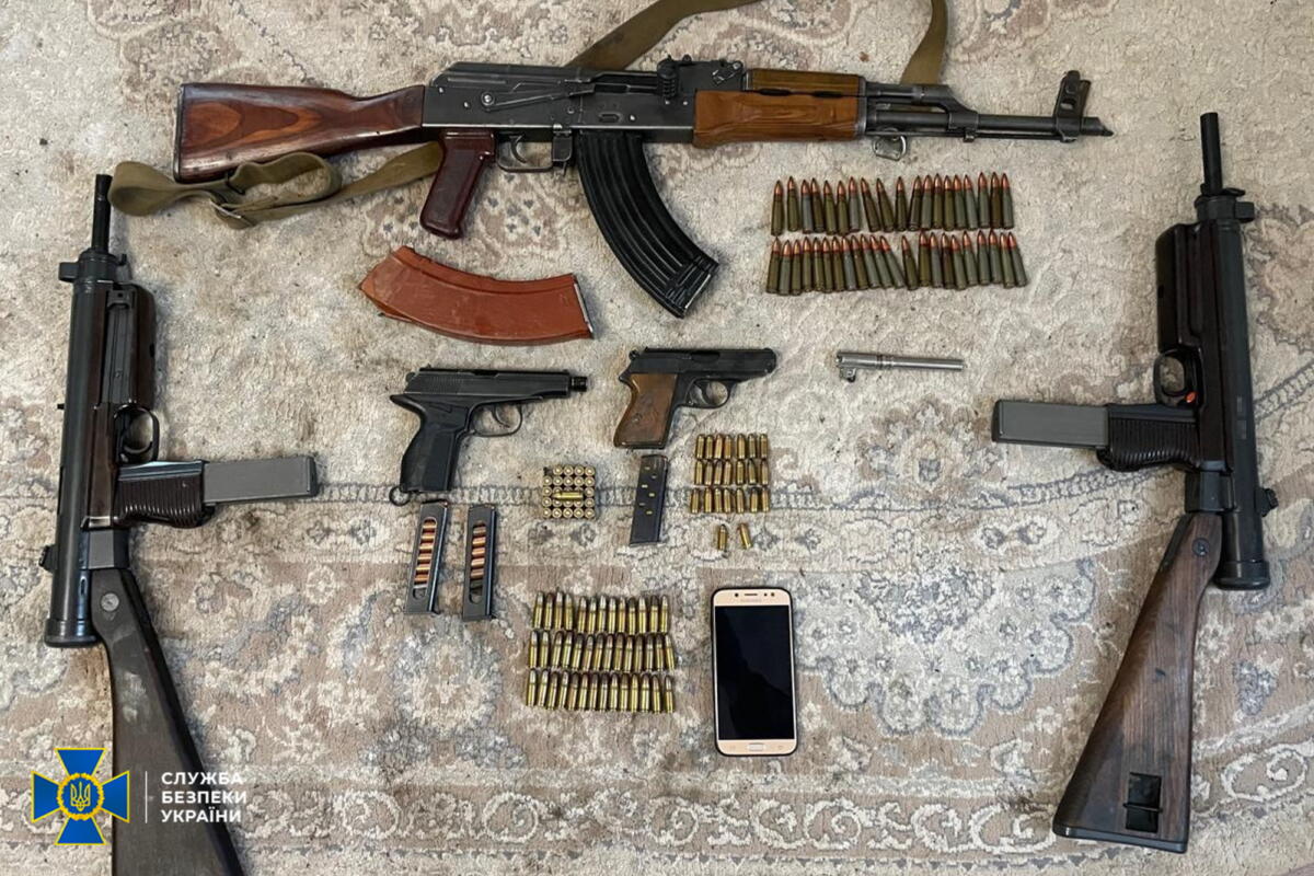 Українські правоохоронці викрили зловмисників, які намагалися реалізувати партію «трофейної» зброї (фото)