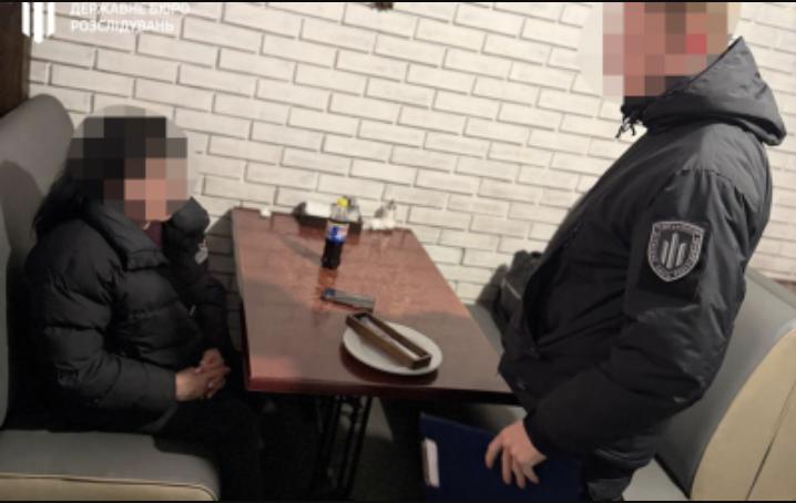 На Дніпропетровщині у пораненого військовослужбовця вимагали понад 21 тисячу доларів
