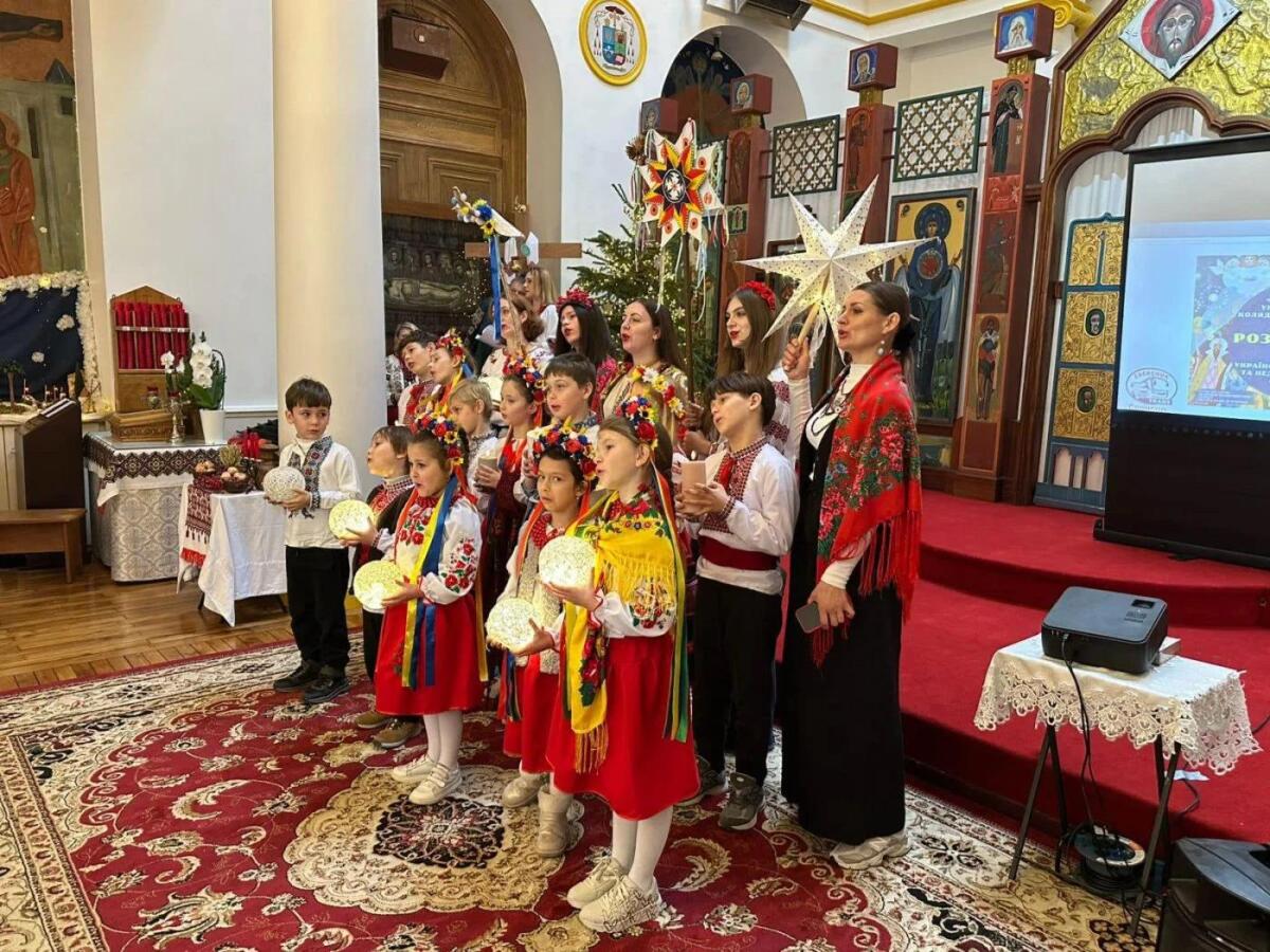 Українська коляда у Франції: українці започаткували нову різдвяну традицію в Парижі