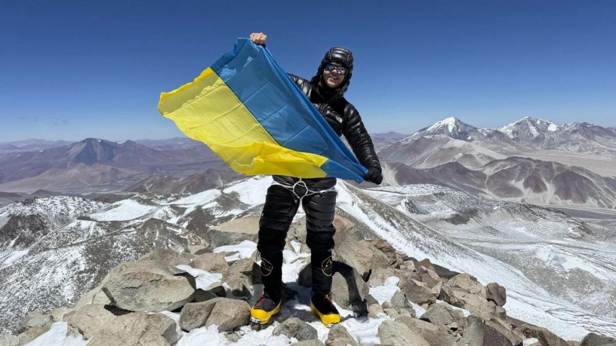 Найвищий вулкан світу: закарпатець піднявся на вершину з прапором України