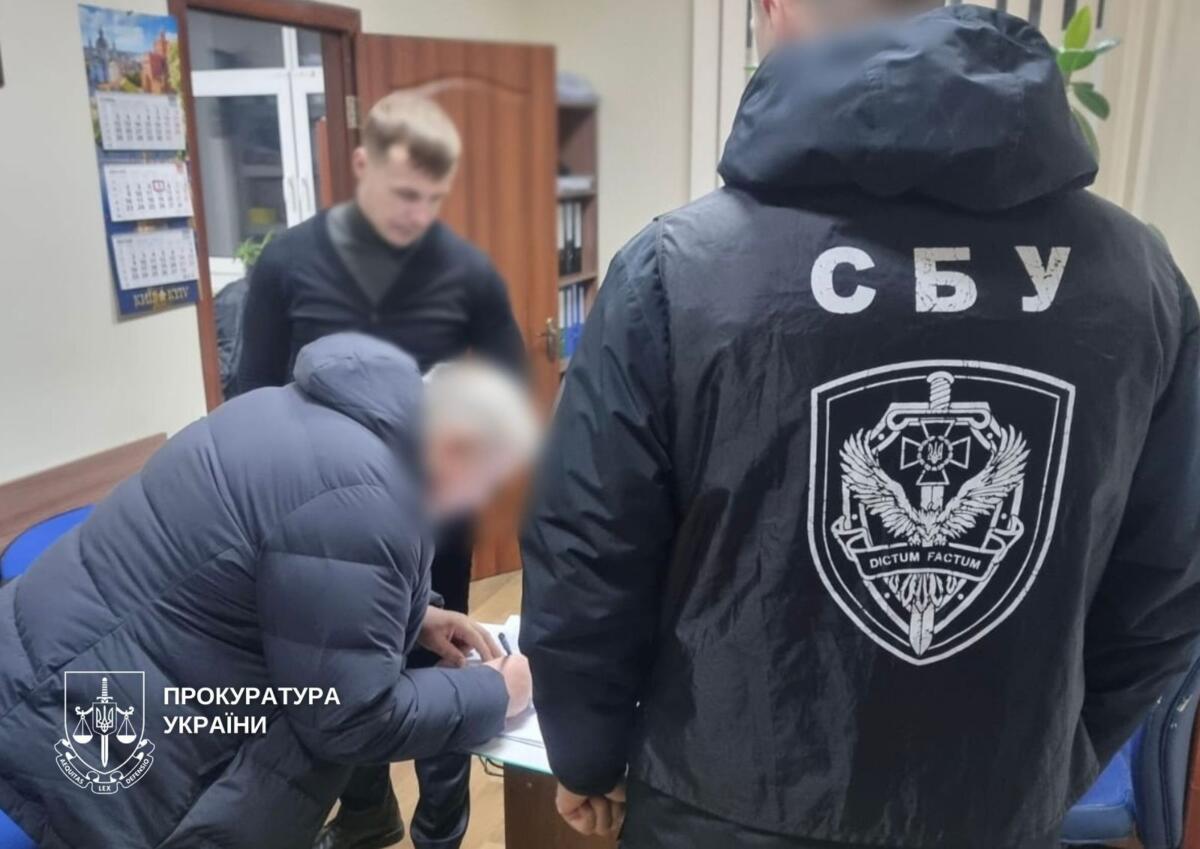 Допоміг знятися з розшуку та обіцяв бронювання: у Києві затримали депутата Почаївської міської ради