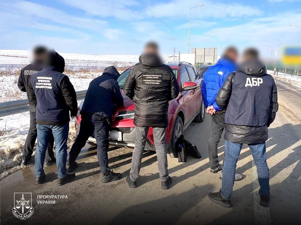 Схему незаконного перетину кордону з використанням паспортів померлих викрили на Львівщині