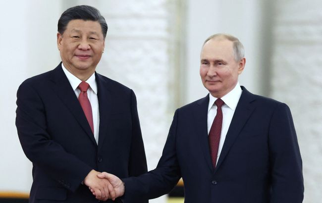 На фоні переговорів у Абу-Дабі російський диктатор Путін провів телефонну розмову з лідером Китаю Сі Цзіньпіном