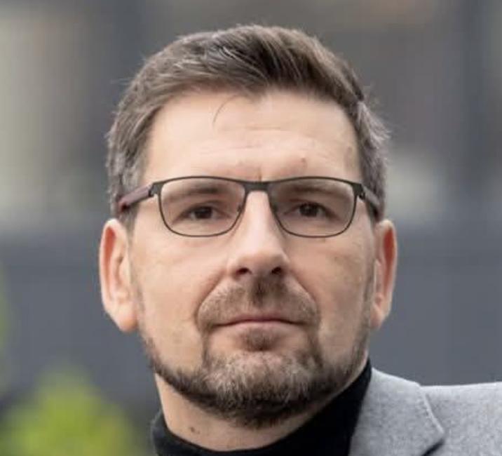 Телеведучий Вадим Карп’як повідомив, що отримав маруновий берет ДШВ