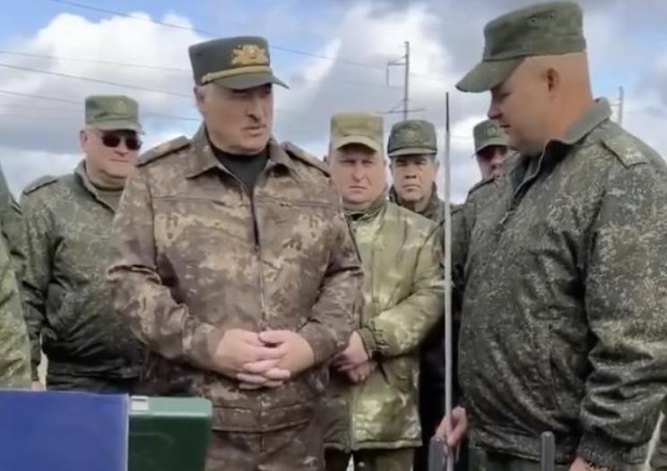 У мережі з’явилося відео, як Олександр Лукашенко оглядає білоруський старлінк (відео)