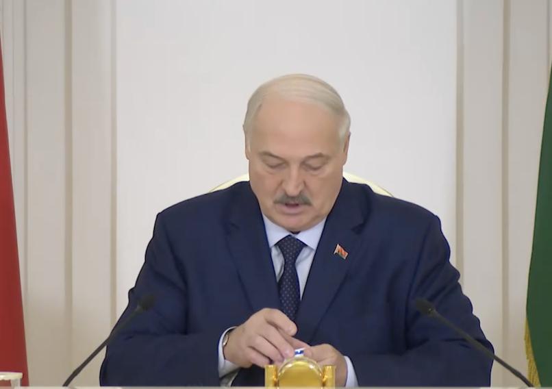 Снюс замість документів: курйоз на нараді у Лукашенка