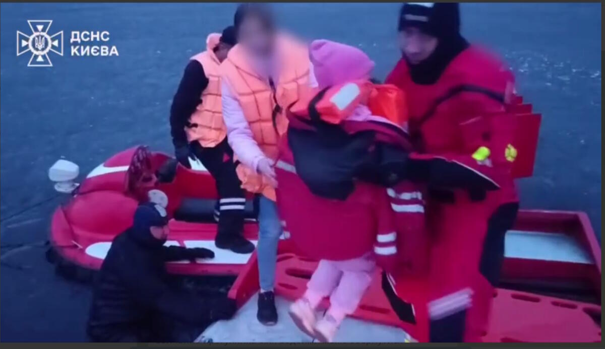 У Києві надзвичайники врятували з крижини жінку з дитиною