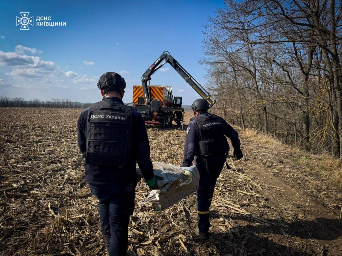 На Київщині надзвичайники знешкодили бойові частини ракети Х-101
