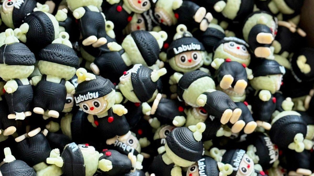 На західному кордоні митниця виявила сотні контрафактних іграшок Labubu