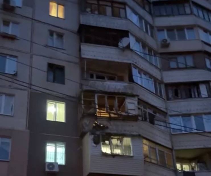 Вранці ворог атакував Одесу: виникла пожежа, є постраждалий