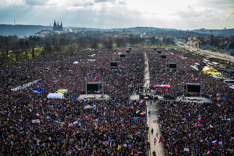 У Празі відбувся мітинг проти уряду Бабіша: вийшли тисячі людей