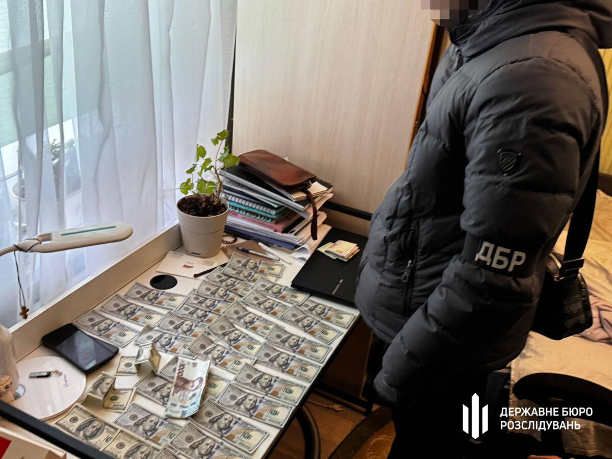 Продав два автомати Калашникова у Києві: військовому повідомлено про підозру
