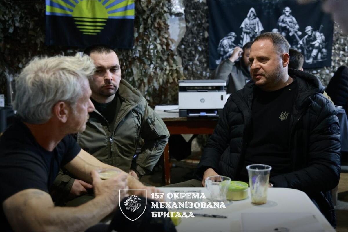 Колишній голова ОПУ Єрмак супроводжував Шона Пенна у поїздці до військових на Донеччину