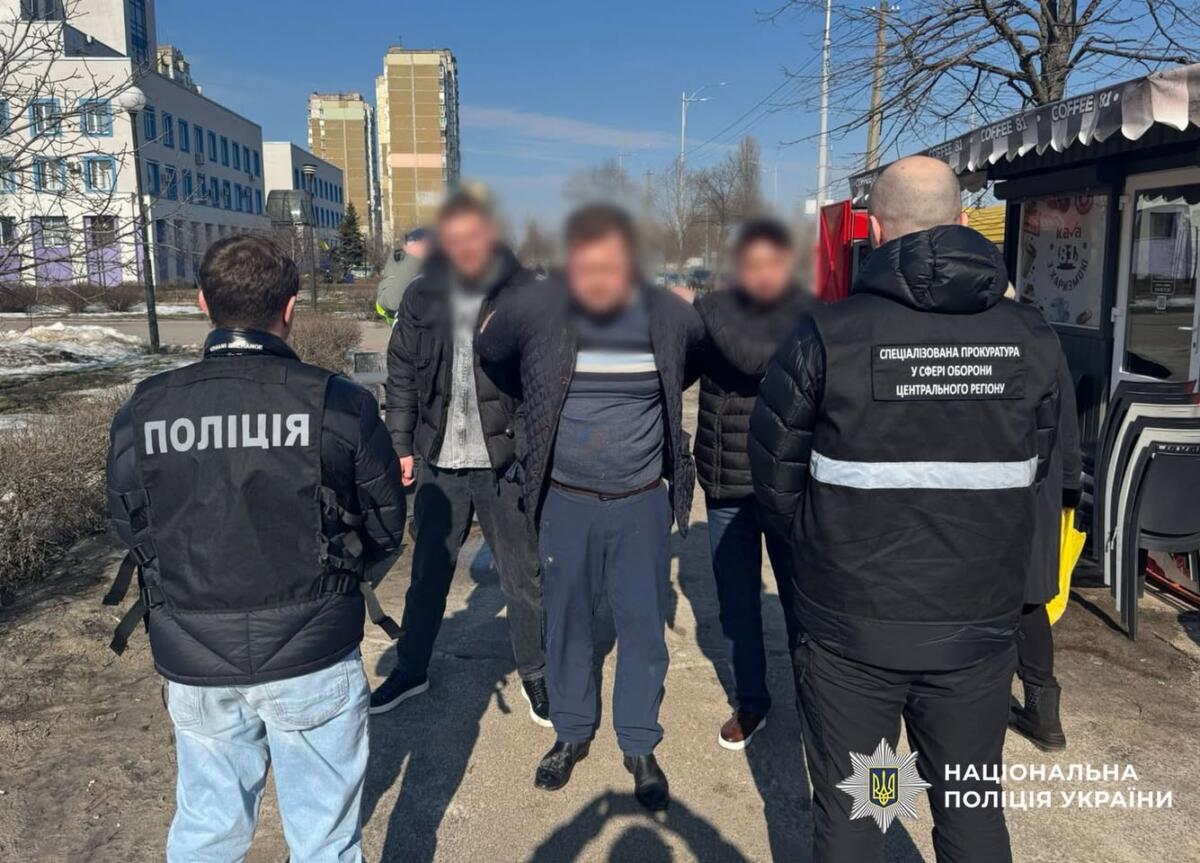 У Києві затримали чоловіка, який обіцяв «клієнту» виїзд за кордон у статусі священнослужителя