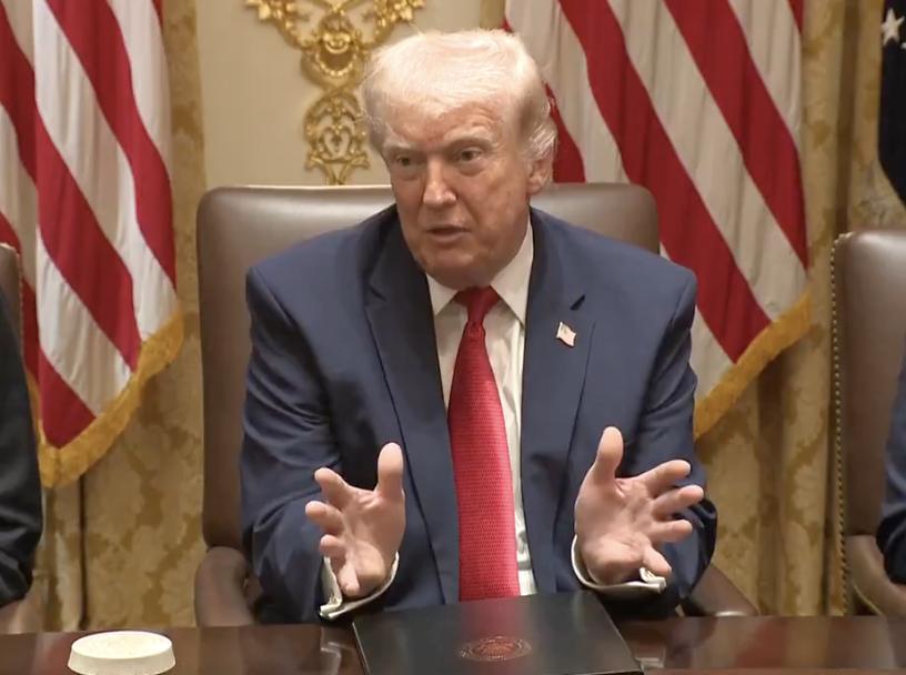 Трамп влаштував «концерт» без інструмента і розповів про свій інтелект