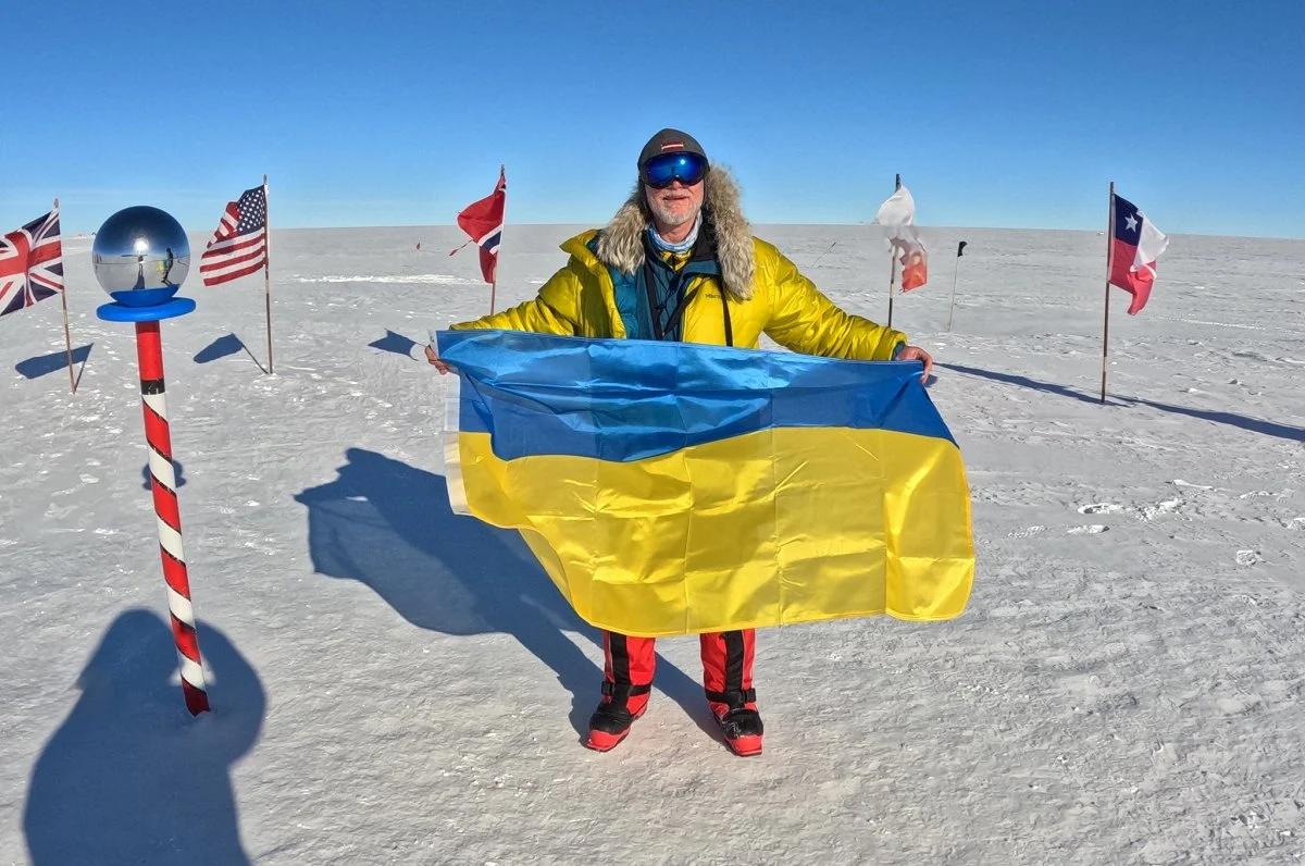 Синьо-жовтий стяг на Південному полюсі: латвійський альпініст підтримав Україну