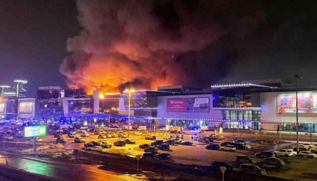 Гроші — за кордон, справедливість досі в очікуванні: новий резонанс навколо теракту в підмосковному «Крокус Сіті Холлі»