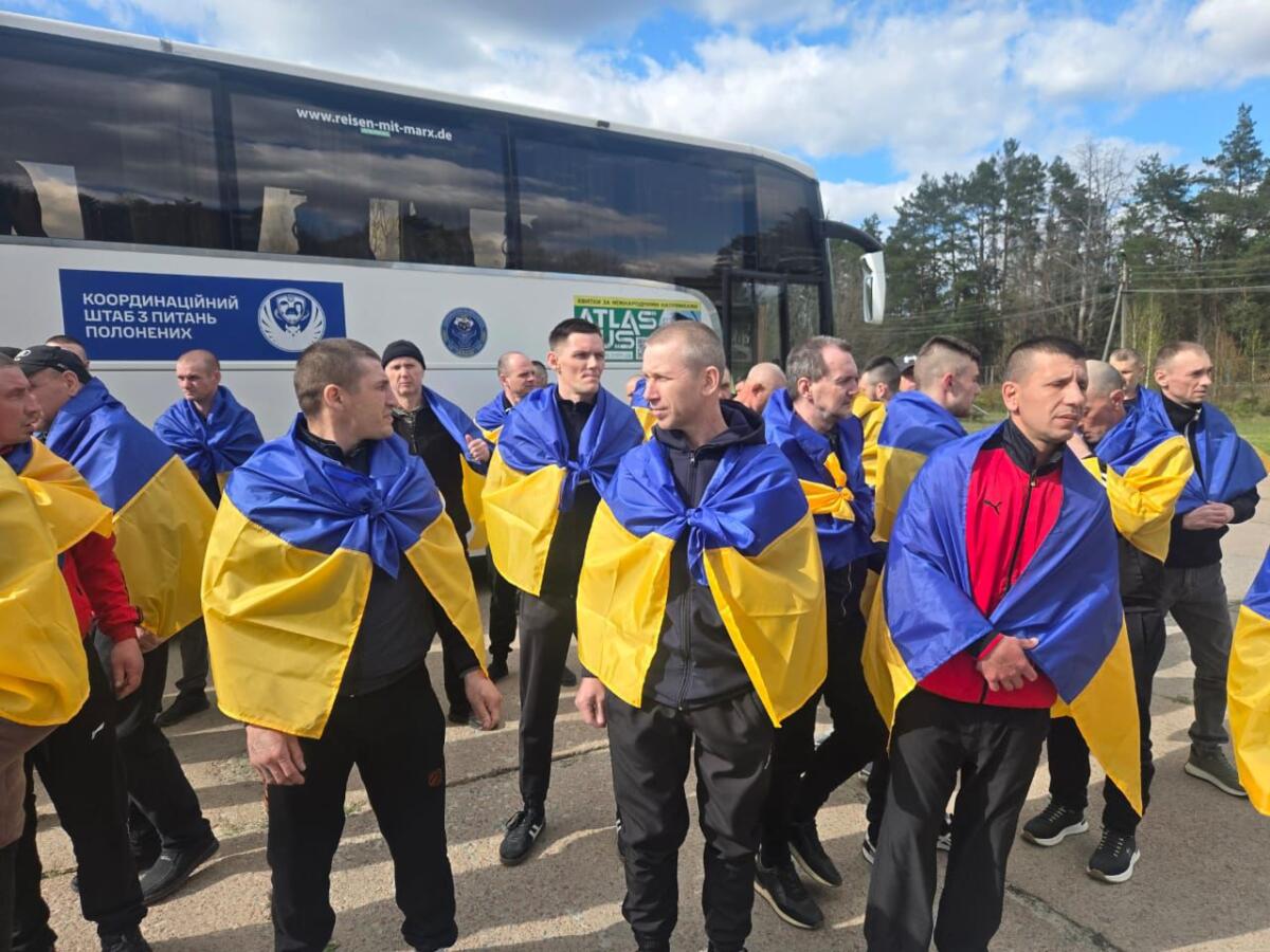 З полону додому повертаються 193 українські воїни – Зеленський