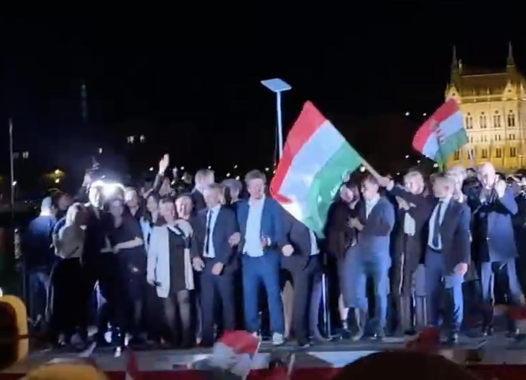 ЗМІ показали, як угорська опозиція святкує впевнену перемогу над Віктором Орбаном