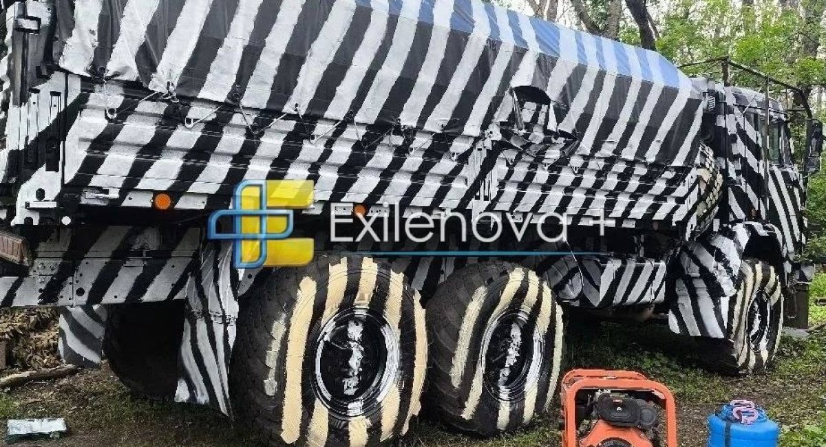 Експерти висунули версію, навіщо росіяни почали перефарбовувати військову техніку “під зебру”