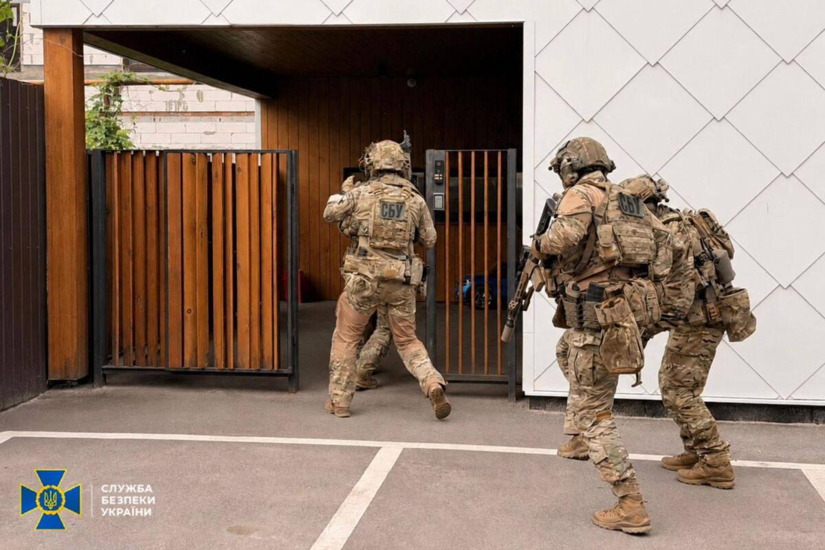 Шахрайський кол-центр, який ошукував громадян Латвії, викрили у Харкові