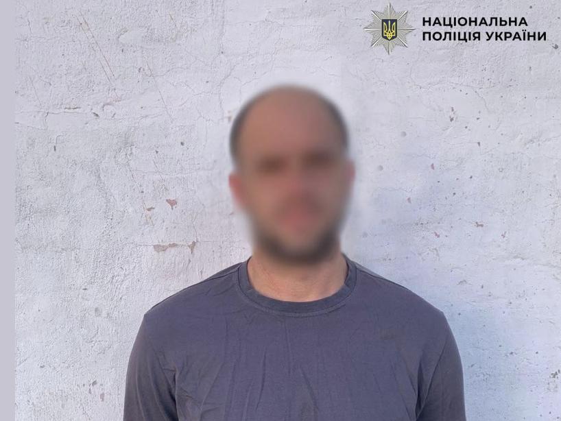 В одному з районів столиці чоловік після обстрілу обкрадав пошкоджені квартири — зловмисника затримали правоохоронці