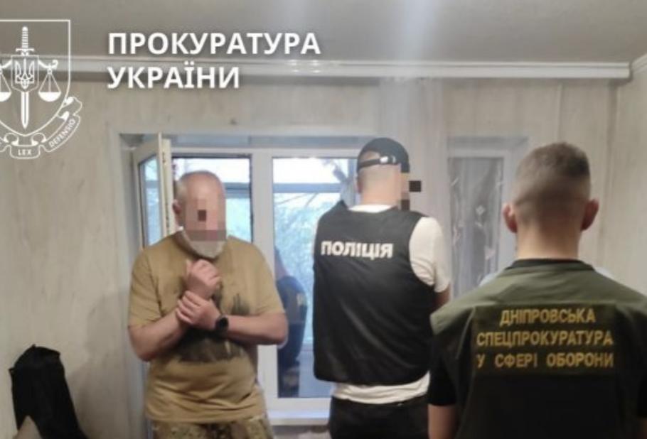 Командир роти та старшина однієї з бригад вимагали гроші у підлеглого на Дніпропетровщині