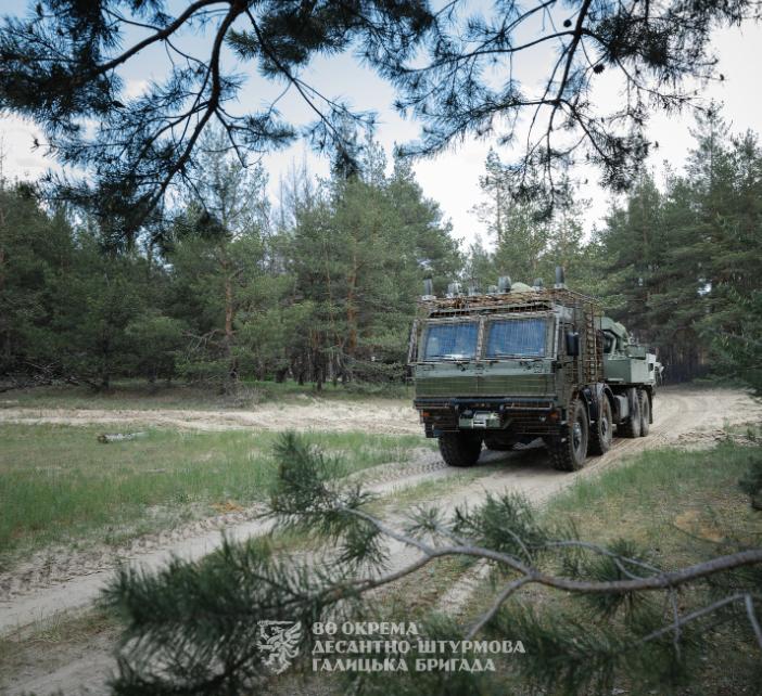 Українські десантники показали роботу САУ «Богдана» (фото)