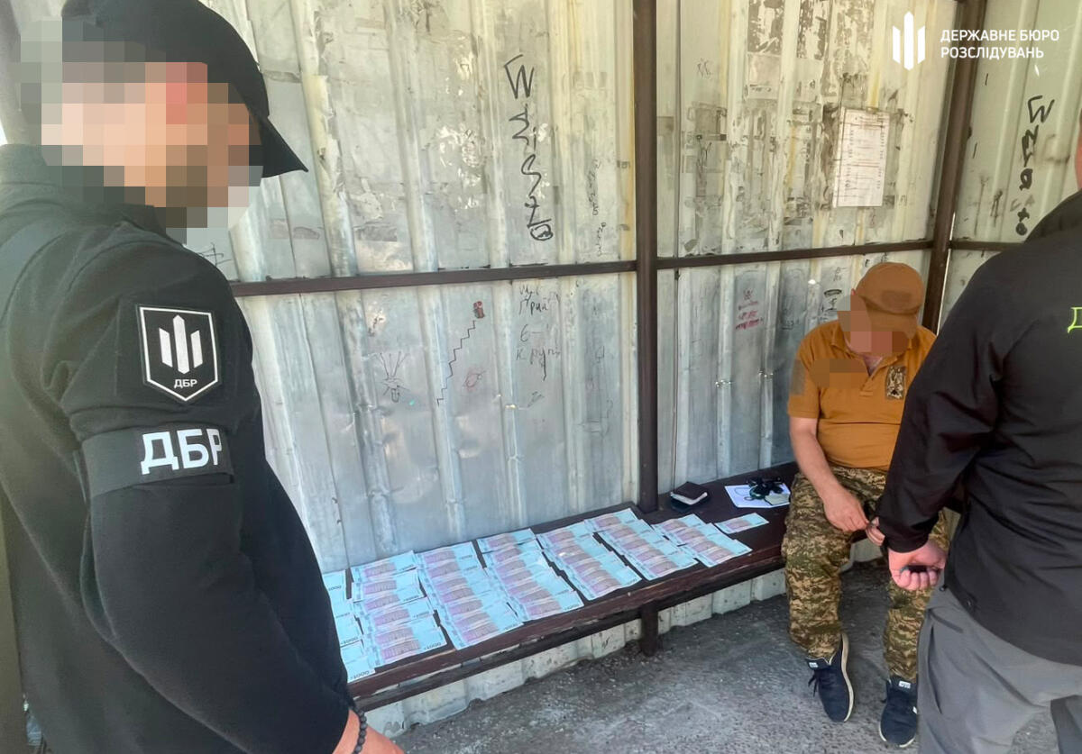 Погрожував відправити на передову: на Київщині командира взводу викрили на вимаганні хабаря