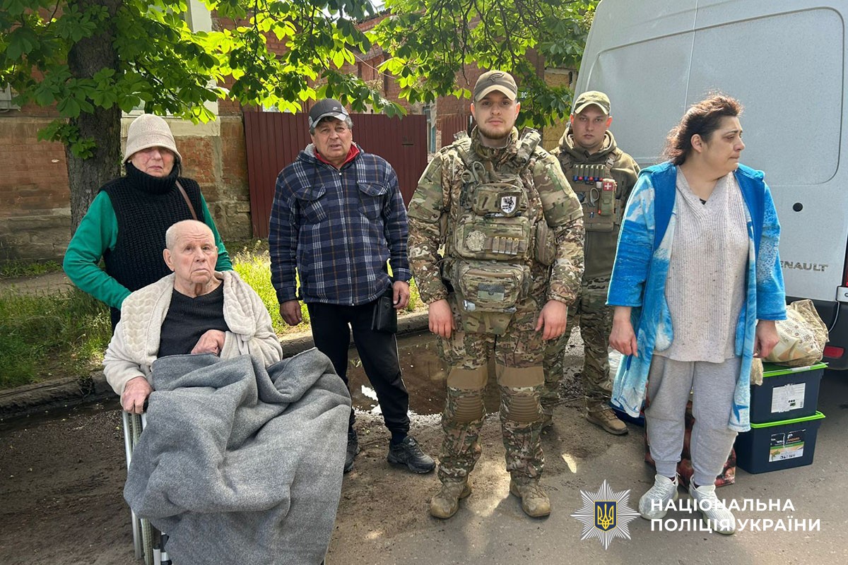 З прифронтової Миколаївки «Білі янголи» евакуювали людей, які вижили після прямого влучання у дім (відео)