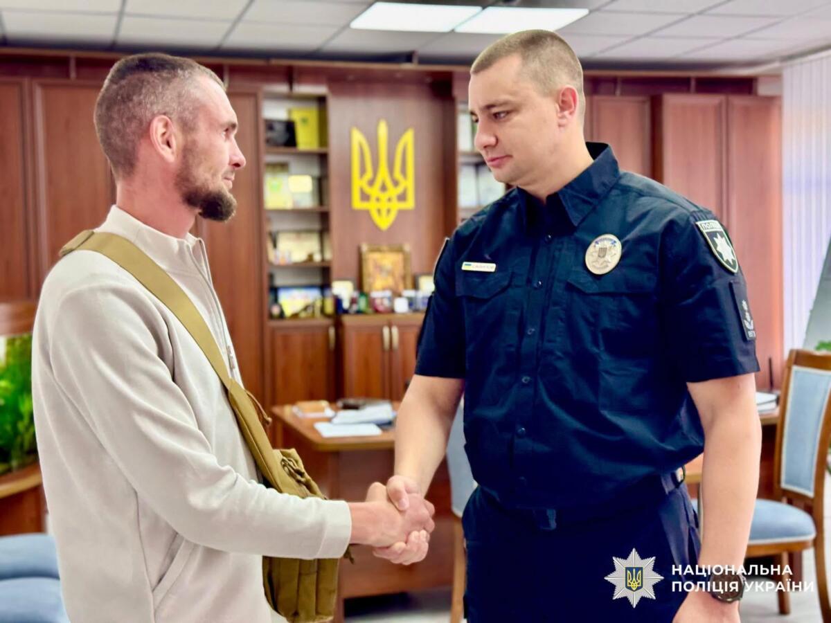 У Київській області нагородили чоловіка, який не піддався на провокації ворога та повідомив про них правоохоронців