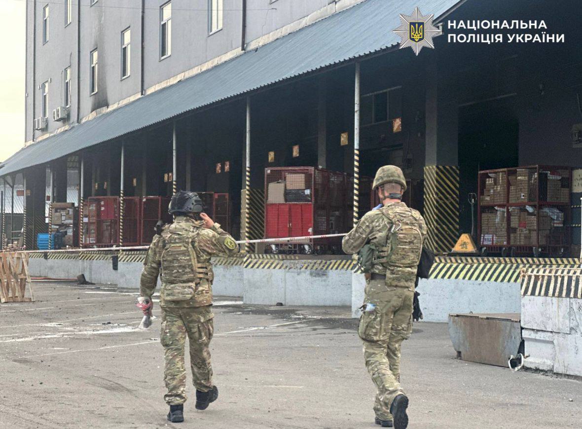 Внаслідок вибуху на поштовому терміналі у Києві загинула людина, є поранені