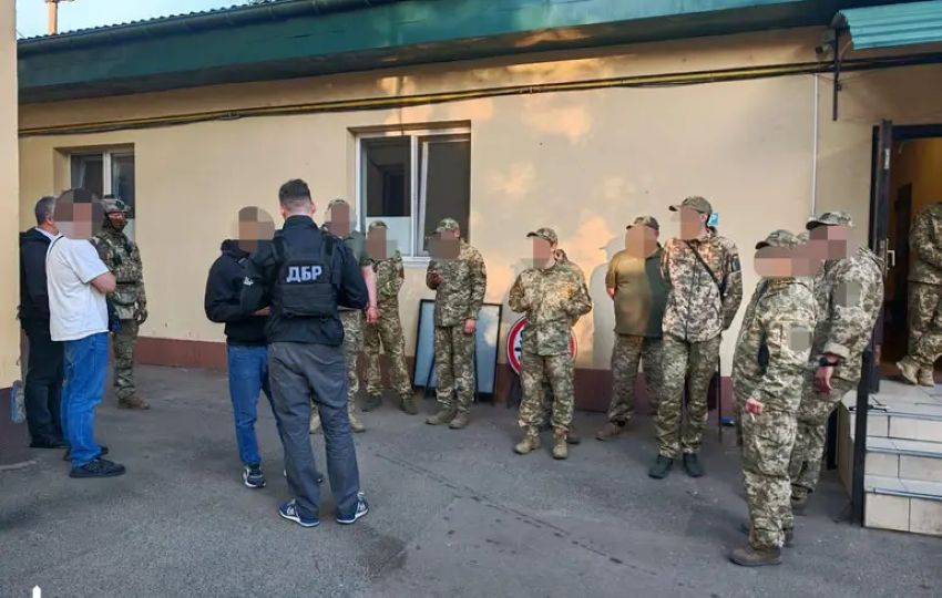 На Одещині затримали працівників РТЦК, які били, залякували й незаконно утримували людей