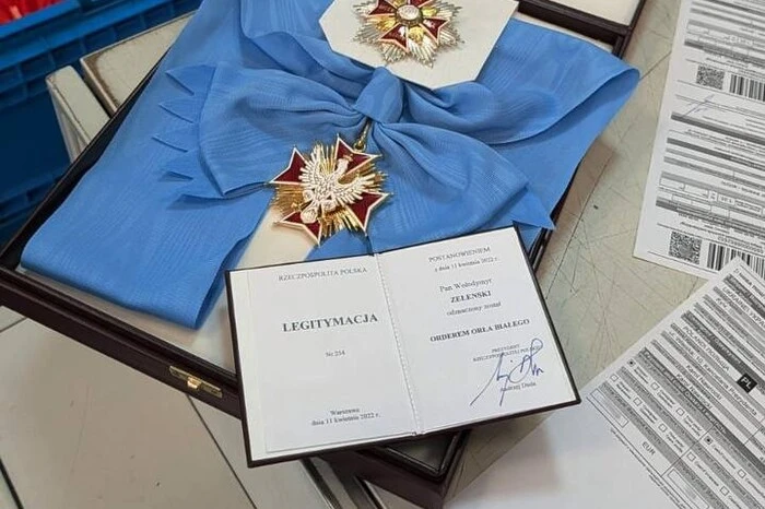 У мережі стало вірусним онлайн-обговорення повернення Зеленським ордена Польщі