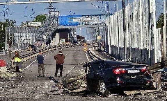 Оприлюднені фото пошкодженого мосту у Новоазовську, через ураження якого закрили рух на трасі Маріуполь-Новоазовськ