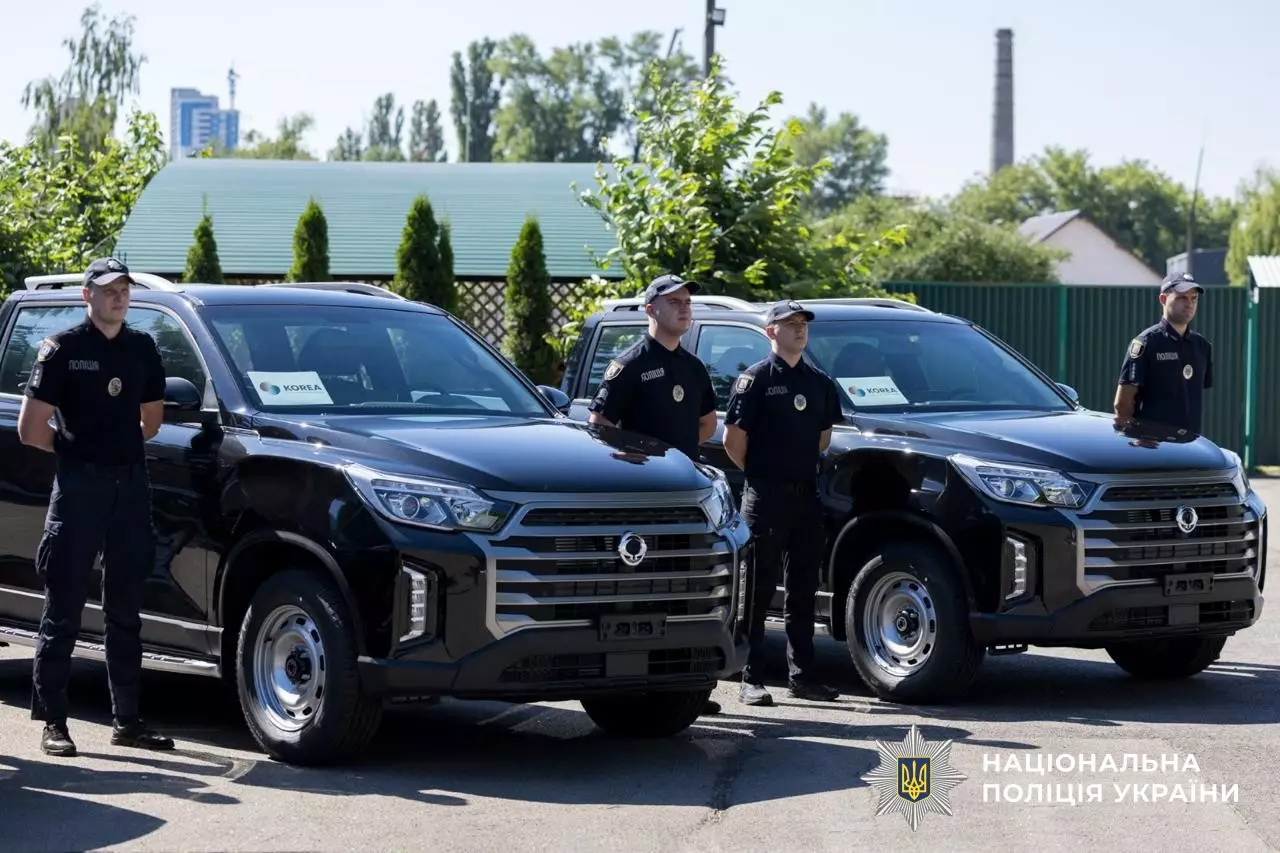 Бойовим підрозділам поліції Корея передала 60 пікапів